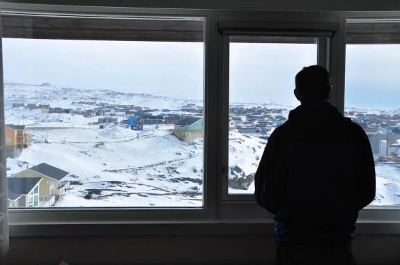 Observando a paisagem gelada de Ilulissat, na Groelândia, de dentro do conforto do hotel